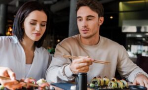 Manger au restaurant au Japon : comment se comporter à table ?